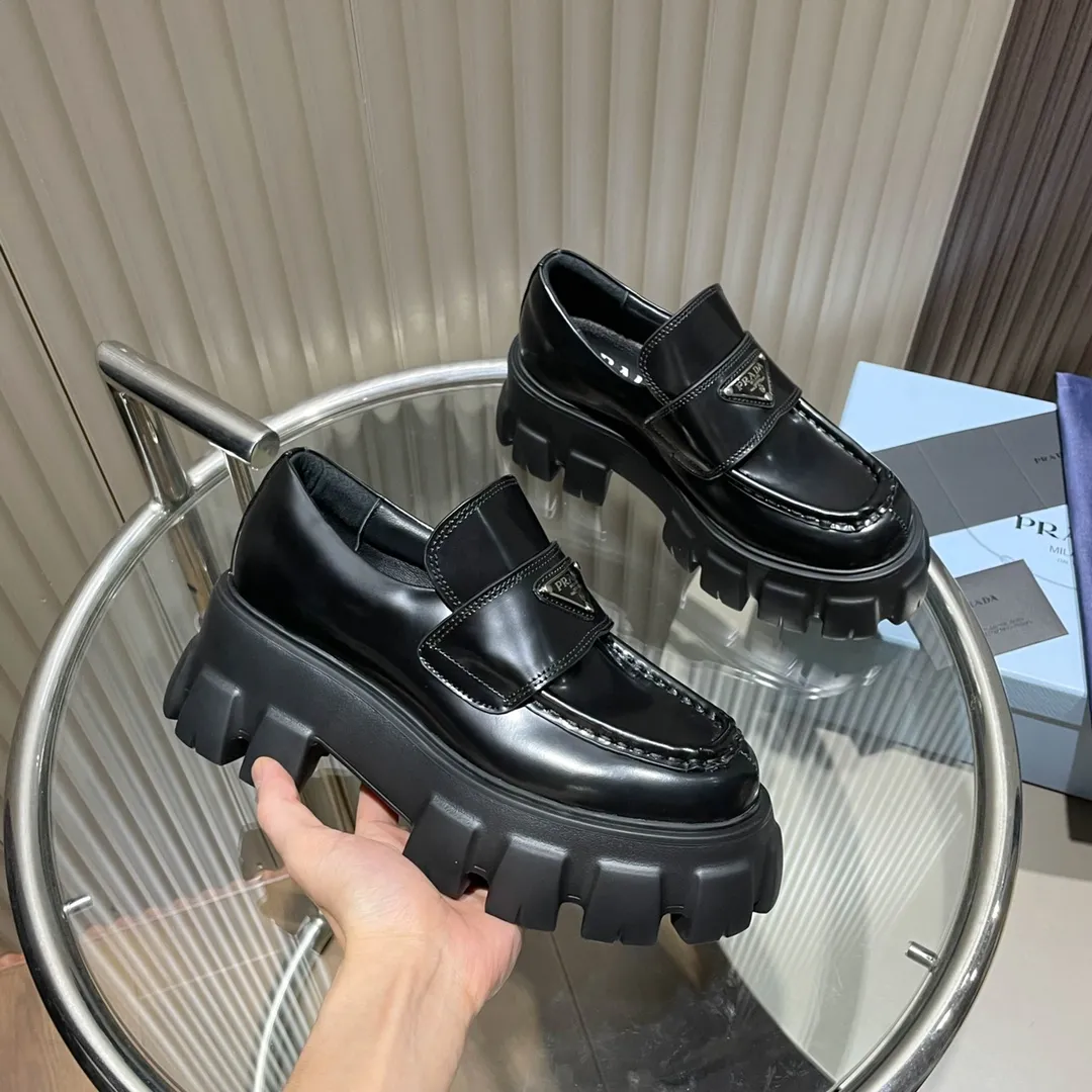 👟👟Ex-factory price 480👟👟 Women's shoe factory PRADA Prada 2021 classic catwalk new product Metal triangle logo style will never go out of style! 🔥 Full of futuristic sense, high-end and elegant appearance, quite stunning on the feet. Thick soles greatly improve the wearability. The new series is easier to wear than the previous ones and has a high-end fashion sense! The original metal buckle and imported patent leather open-edge beaded cowhide can only be controlled by the most perfect craftsmanship! Upper: imported open edge beads/patent leather cowhide. Lining: Imported sheepskin. Feet: imported sheepskin. Original molded outsole, perfect last, please look for high-end quality Color: black open edge beads/white open edge beads Size: 35-40 Full set of packaging: certificate, card, pure cotton bag